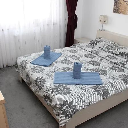 Апартаменти Apartament Coresi